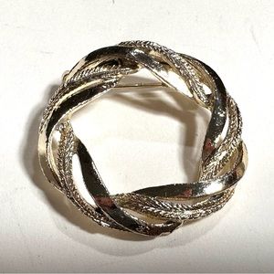 Vintage Round Wreath Shaped Gold Tone Brooch Lapel Pin Smooth & Textured